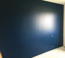 Chambre parentale, tête de lit couleur bleu de Béring