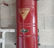 Cuve de l'aspiration centralisée dans le garage