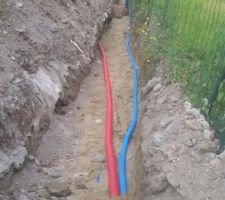 Pose de gaines supplémentaires et malheureusement arrivée d'eau à refaire car abimée pendant l'ouverture de la tranchée :/