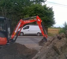 Petit jouet loué pour reboucher la tranchée :)
C'était bien rigolo, même si j'ai du mettre 4 fois plus de temps qu'un pro