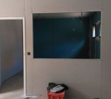 Montage de la cloison qui sépare la salon à la piscine.par la suite une verrière en alu viendra se mettre dans la réservation