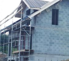 Voile pare-pluie posé.
On voit le trou pour le velux au dessus de l'escalier.