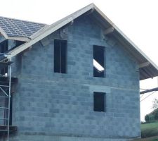 Voile pare-pluie posé.
On voit le trou pour le velux au dessus de l'escalier.