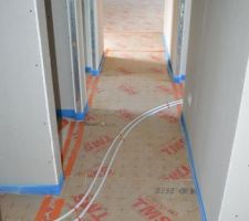 Couloir avec plomberie