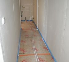 Couloir avec plomberie