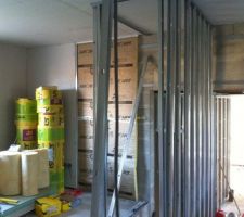 La cage d'escalier et la chambre 3