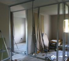Les chambres 2, 3 vu de la salle de bain, avec le dressing enfant devant