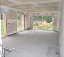 Chape coulée, bandes placo terminées