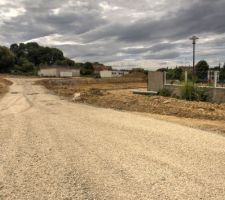 Décaissement du terrain terminé, VRD terminées, ils posent les puisards des EP.