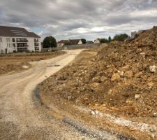 Décaissement du terrain terminé, VRD terminées, ils posent les puisards des EP.