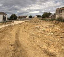 Décaissement du terrain terminé, VRD terminées, ils posent les puisards des EP.