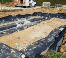 Réalisation du béton de propreté (gros beton pour ancrage dans limons) dans les règles de l'art avec mise en place du film et des ecarteurs