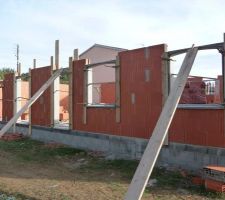 Pose des encadrements de portes et fenêtres.