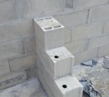 Oups une b&ecirc;tise 2 parpaings sur 7 qui croisent ( normalement c'est 1 sur 2 avec alternance gauche droite) va falloir faire un poteau ...