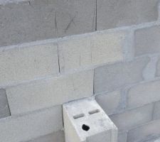 Oups une malfaçons 2 parpaings sur 7 qui croisent ( normalement c'est 1 sur 2 avec alternance gauche droite) va falloir faire un poteau ...