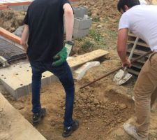 Trou pour faire un raccord entre la dalle béton et l'entrée charretiere.