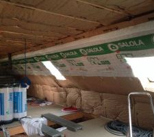 Pose en cours de la membrane pare air sur plafond et sous pentes