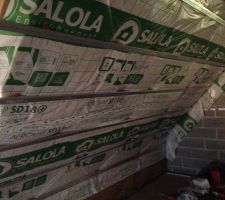 Pose en cours de la membrane pare air sur plafond et sous pentes