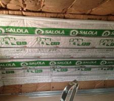 Pose en cours de la membrane pare air sur plafond et sous pentes