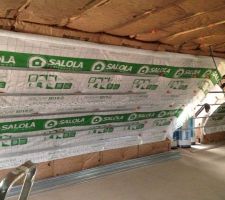 Pose en cours de la membrane pare air sur plafond et sous pentes