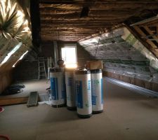 Pose en cours de la membrane pare air sur plafond et sous pentes