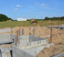 Terre plein termin&eacute; et d&eacute;but de passage des tuyaux et des terres