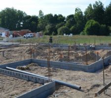 Terre plein termin&eacute; et passage des tuyaux - vue depuis le patio de la cuisine