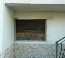Le percement du mur pour implanter une nouvelle fenêtre au sous-sol