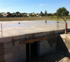La dalle terminée et l'entrée du vide sanitaire au 1er plan.