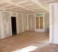 Le carrelage est pos&eacute; (ici le salon - salle &agrave; manger)