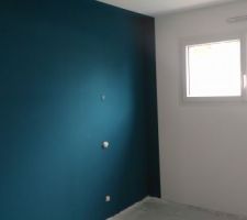 1ère couche de "bleu atol" dans la chambre parentale.
Création dune alcôve avec laser 360° et scotch de masquage.