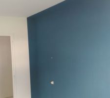 1ère couche de "bleu atol" dans la chambre parentale.
Création dune alcôve avec laser 360° et scotch de masquage.