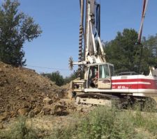 L etape primordiale pour la stabilité de notre maison, les pieux. 22 pieux à 6 metres sont necessaires suite aux preconisations de l'étude de sol
