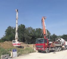 L etape primordiale pour la stabilité de notre maison, les pieux. 22 pieux à 6 metres sont necessaires suite aux preconisations de l'étude de sol