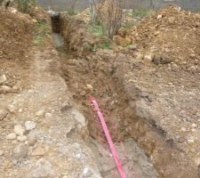 On recouvre les PVC d'un autre couhce de sable en prenant soin de bien en mettre sur les coter et une bonne couche au-dessus. On recouvre de la terre qui a été retiré on met le grilage avertisseur et on recouvre le tout.