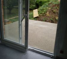 La terrasse vu de la baie coulissante du sejour