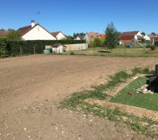 Aprés passage du Rotovator tracté par un tracteur voici le terrain (Partie arrière)  prêt à accueillir la pelouse