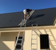 Pour le plaisir , notre péripétie du jour .
3 ardoises déplacées à cause de notre parasol qui s'est envolé !!! 
Un gros coup de stress, réparé très vite .
Merci à nos supers voisins pour leur aide ?
