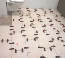 Pose carrelage au sol salle de bain