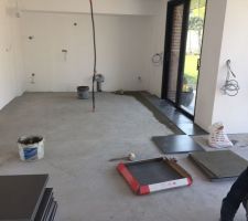 Pose du carrelage dans la cuisine