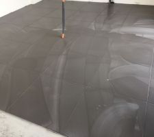 Pose du carrelage dans la cuisine