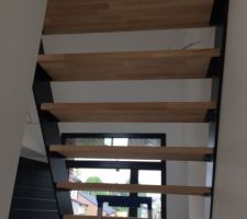Montage de l'escalier alu noir mat, marche en hêtre vernis mat