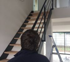 Montage de l'escalier alu noir mat, marche en hêtre vernis mat