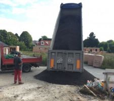 Terrassement en façade : mise en place de ternaire et création d'une bordure en pierre bleue. Macadam en finition d'ici fin 2017