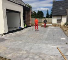 Terrassement en façade : mise en place de ternaire et création d'une bordure en pierre bleue. Macadam en finition d'ici fin 2017