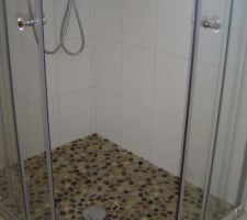 Douche à l'italienne, galets posés 1 à 1, frise sur le mur également.
Mur en  BA 13 hydrofuge (douche: imperméabilisant en 2 couches croisées.)
