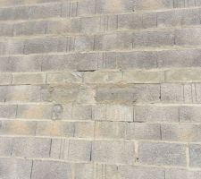 Des sommiers ont &eacute;t&eacute; fait de l'ext&eacute;rieur &agrave; l'extr&eacute;mit&eacute; de chaque murs porteurs, sous les poutrelles du plancher haut suite au passage de mon expert mais mon cdt m'a affirm&eacute; que cela ne sert &agrave; rien Et que Comme cela Lui co&ucirc;tait rien il a demand&eacute; aux macons de le faire pour enlever nos doutes.

Force de constater la m&ecirc;me chose a &eacute;t&eacute; fait chez un voisins. 
Si je suis Bien les explication de ce monsieur si j'envoie un courrier mettant en doute toute la maison, pour mes beaux yeux il la fera d&eacute;truire.