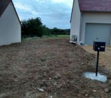 La boite aux lettres est mise et les mauvaises herbes qu'il y avait partout arraché