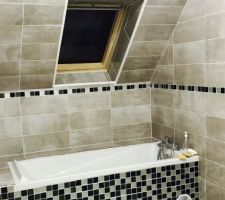 Salle de bain en pente moderne avec coffrage baignoire
Mosaïque et carrelage acheté chez Brico dépôt , le travail a été réalisé par un ami proche.
Salle de bain pour les enfants ?