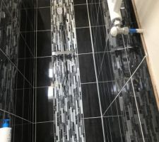 Salle d'eau black &white avec colonne de douche thermostatique Brico dépôt 
Mosaïque et carrelage acheté chez Brico dépôt , le travail a été réalisé par un ami proche
Salle de bain pour les enfants ?